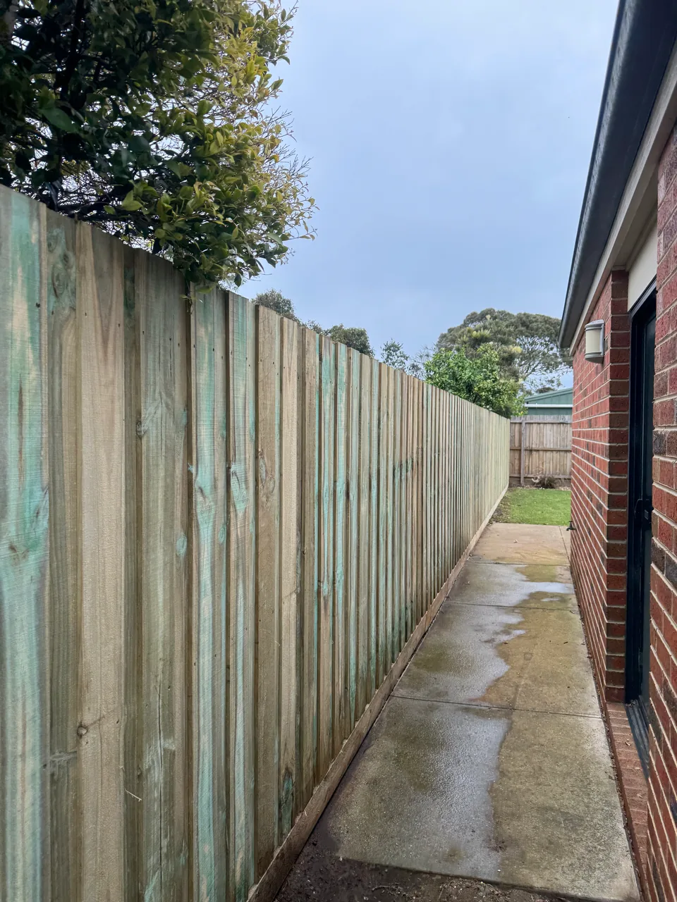 1.95 m high timber paling fence built by Armstrong Creek Fencing